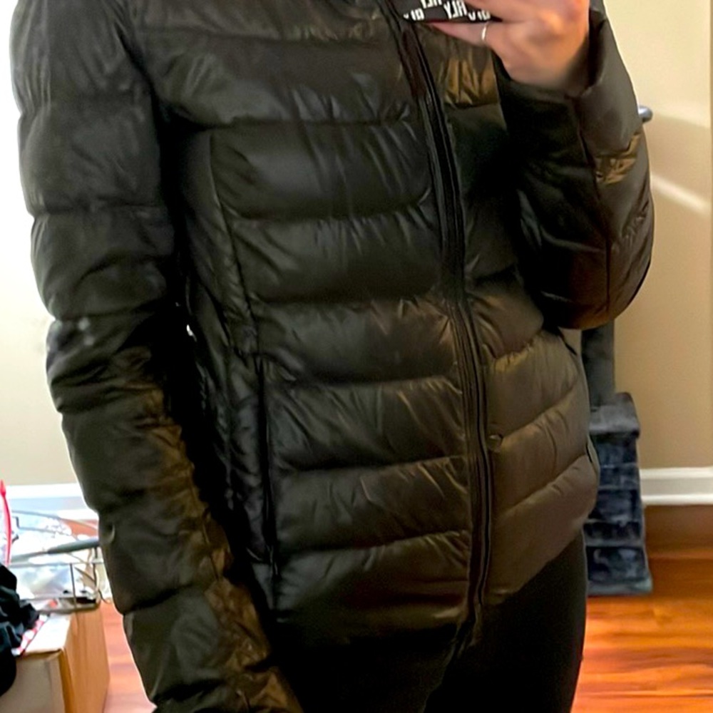 UNIQLO Thin and sleek insulated coat with hood that is easily packed away-UNWORN